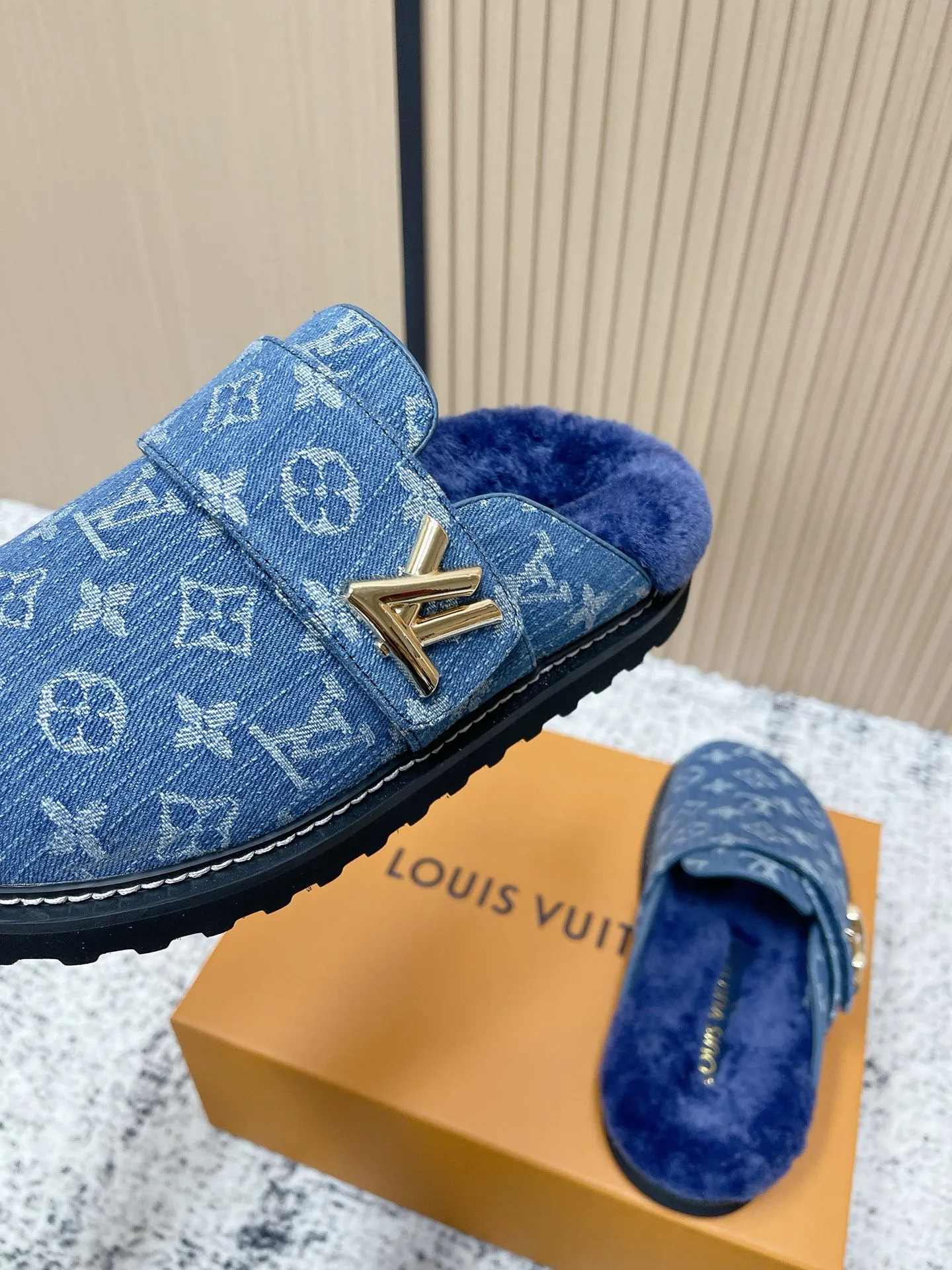 [L Home] P: 500💰 Size: 35-46 (female 40.41, male 45 46 custom-made) Top version Louis vuitton Lv top version LV couple's wool slippers New couple's Birkenstock slippers Cute and loveable, the foot feel is not too good Simple and high-end Sling-hee design Ready to wear and go Good news for lazy people Upper imported cowhide/imported old floral cloth Original hardware buckle, original molded high-density foam outsole Fabric: Yangjing/classic jacquard fabric Lining: imported wool lining Sole: original foam combination sole